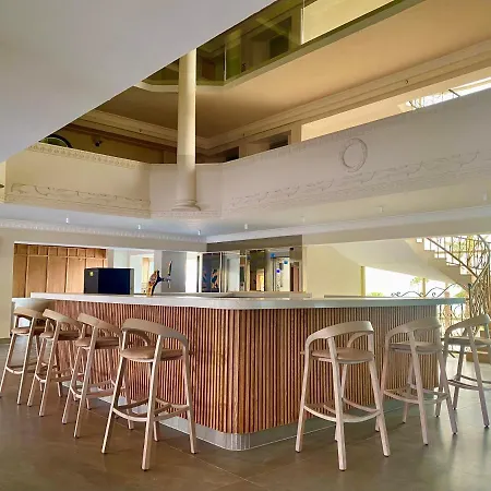 Laur Experience & Elegance Complex